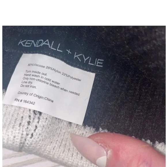 Kendall + Kylie Unisex Black Logo Band Beanie Winter Hat One Size - Picture 2 of 7